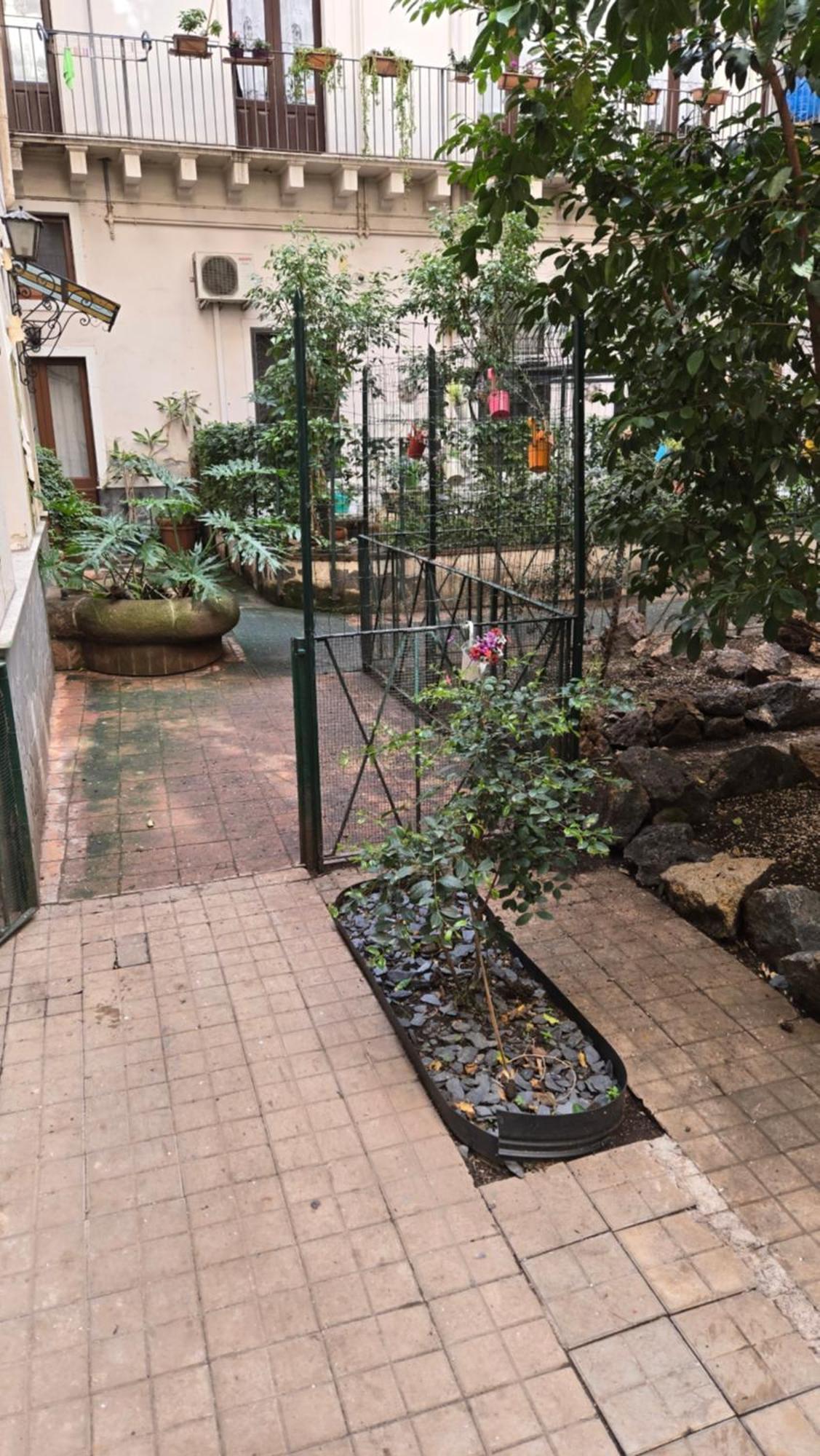 Отель Saranton House Катания Экстерьер фото